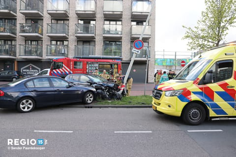 Forse schade bij aanrijding twee auto's in de Waldorpstraat