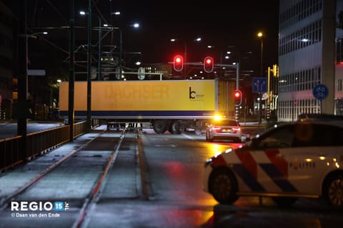 Oeps! Vrachtwagen verliest trailer op de Visseringlaan in Rijswijk