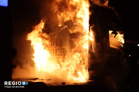 Geparkeerde vrachtwagen aan de Lange Kleiweg in brand