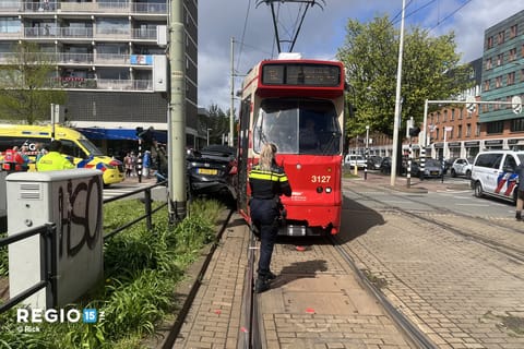 Auto gemangeld door tram op het Hobbemaplein