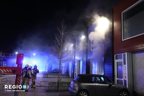 Accubrand zorgt voor veel rook en schade in bedrijfspand