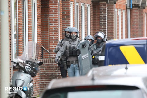 Arrestatieteam verricht aanhouding in Reviusstraat