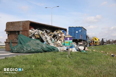 Vrachtwagen met oplegger verliest container N470 Pijnacker