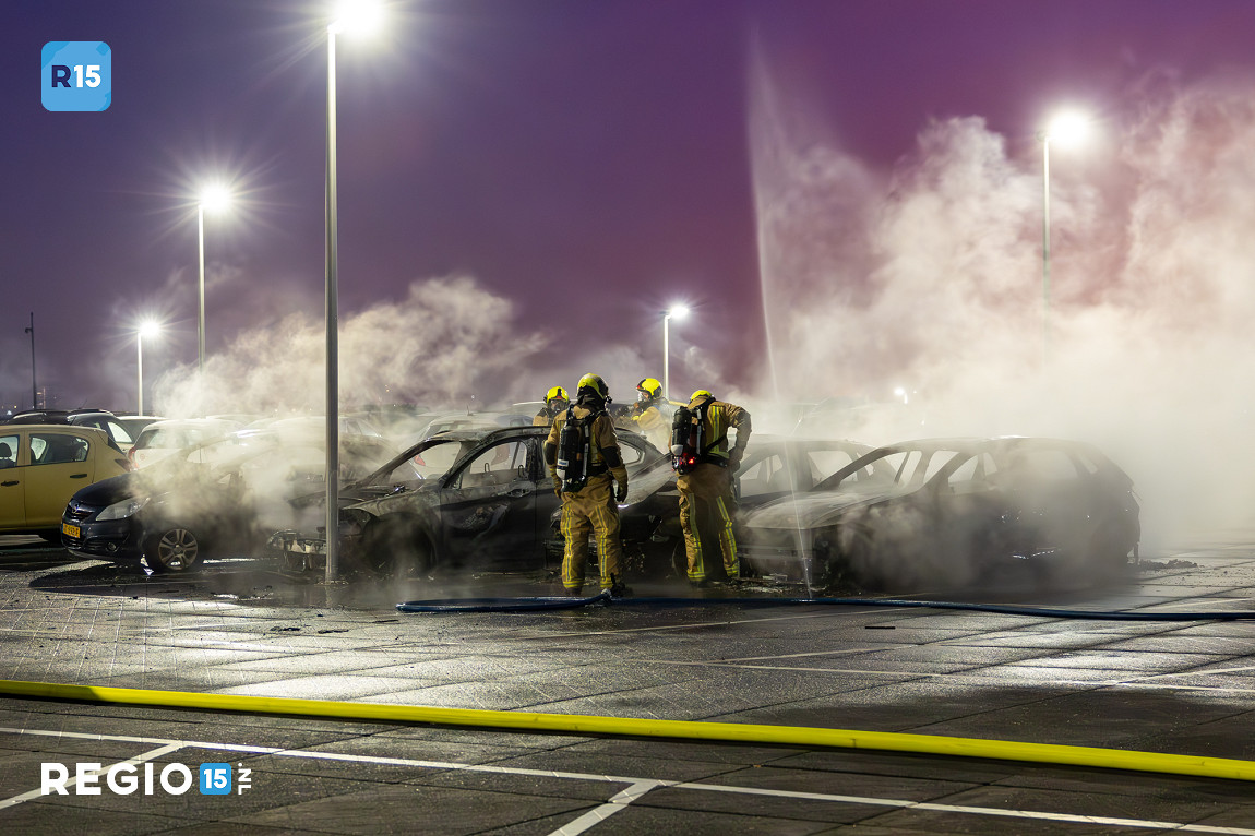 Auto's in brand op dak van bedrijf Honderdland